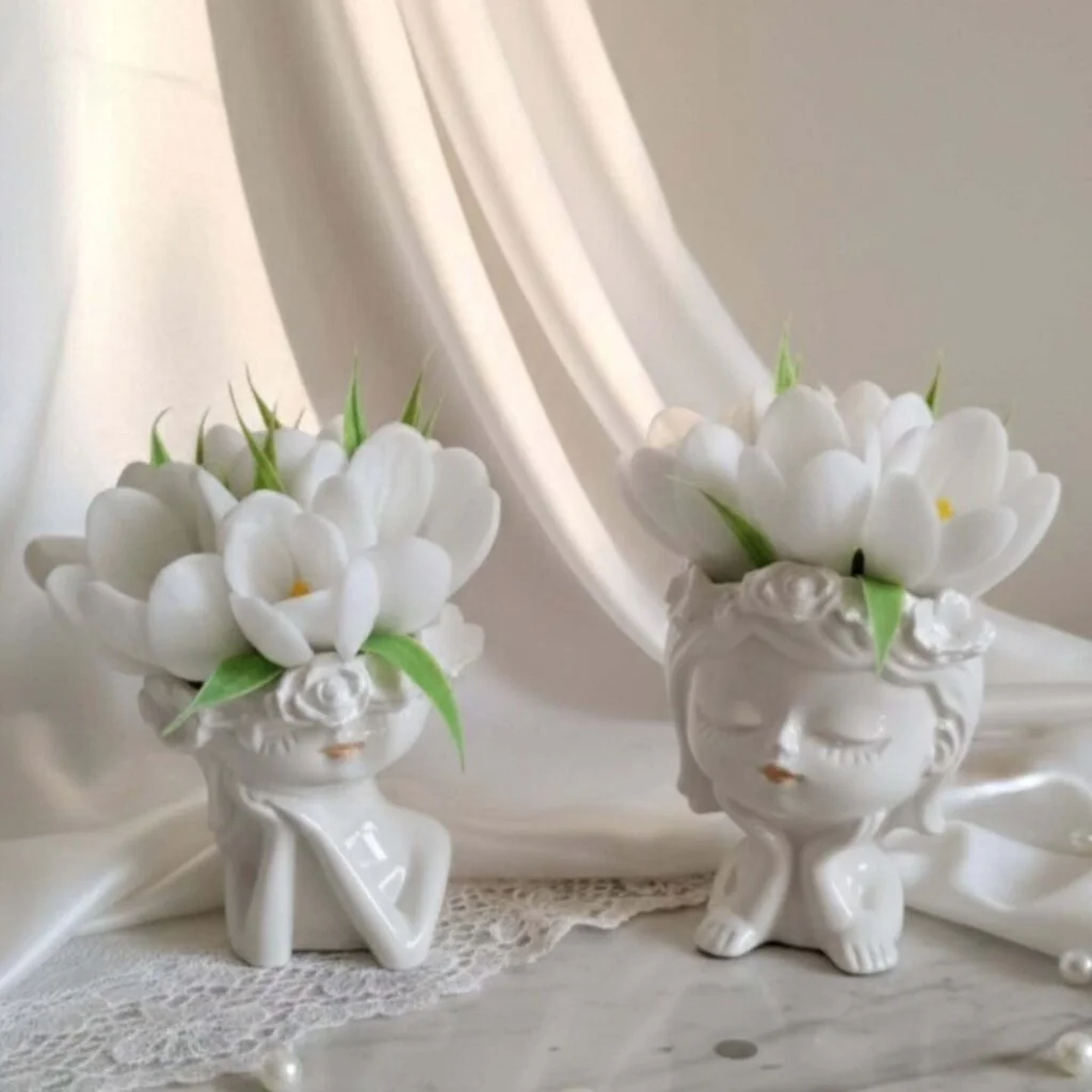 Bomboniere bianche con fiori di sapone profumati realizzate a mano per cerimonie e occasioni speciali