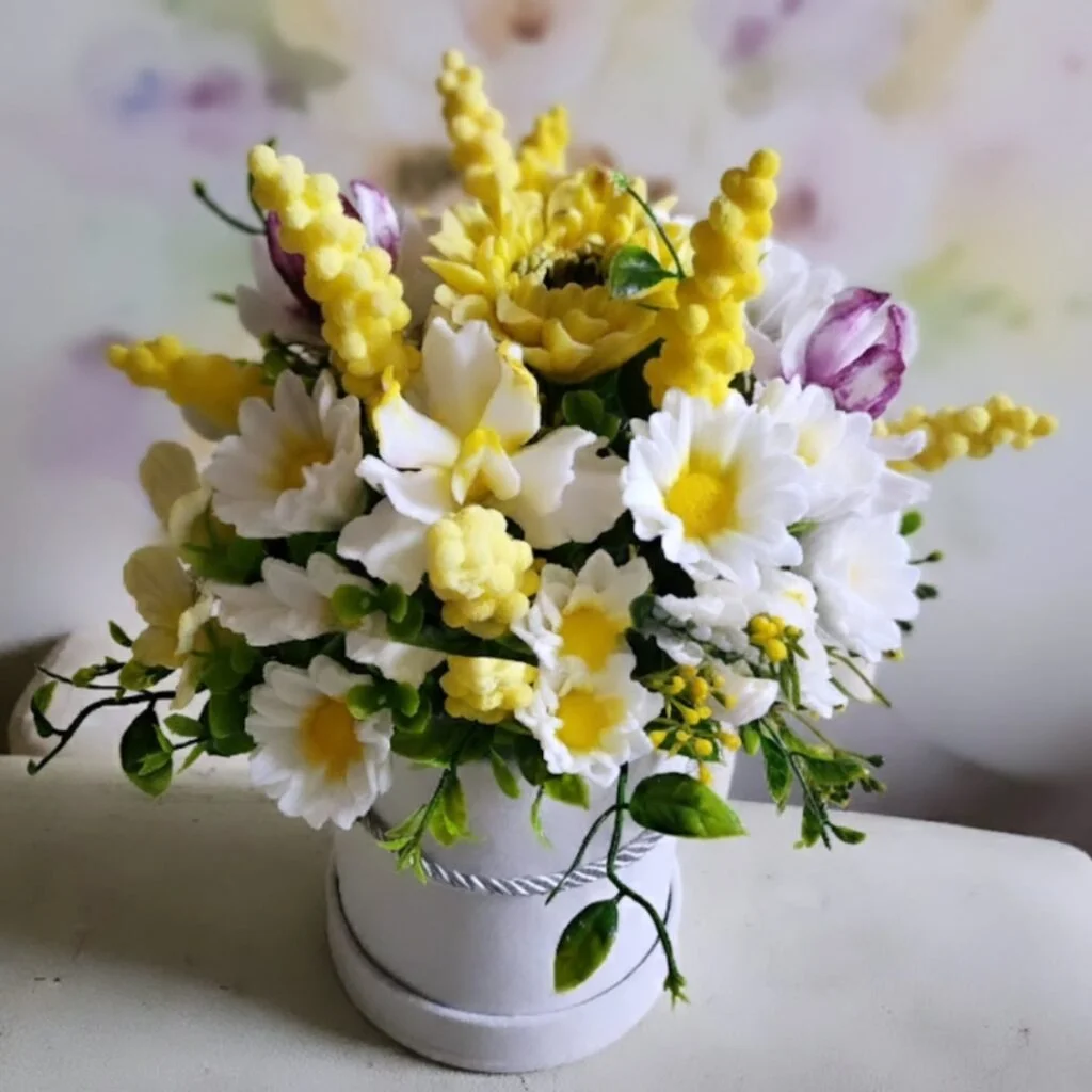 Aziende e regali professionali Composizione floreale bianca e gialla con fiori di sapone profumati realizzati artigianalmente