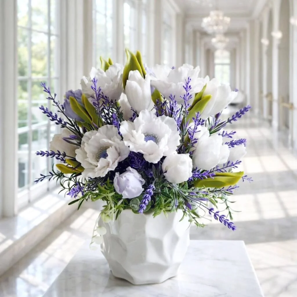 Composizione artigianale di fiori di sapone bianchi e lilla profumati per hall e ambienti di hotel
