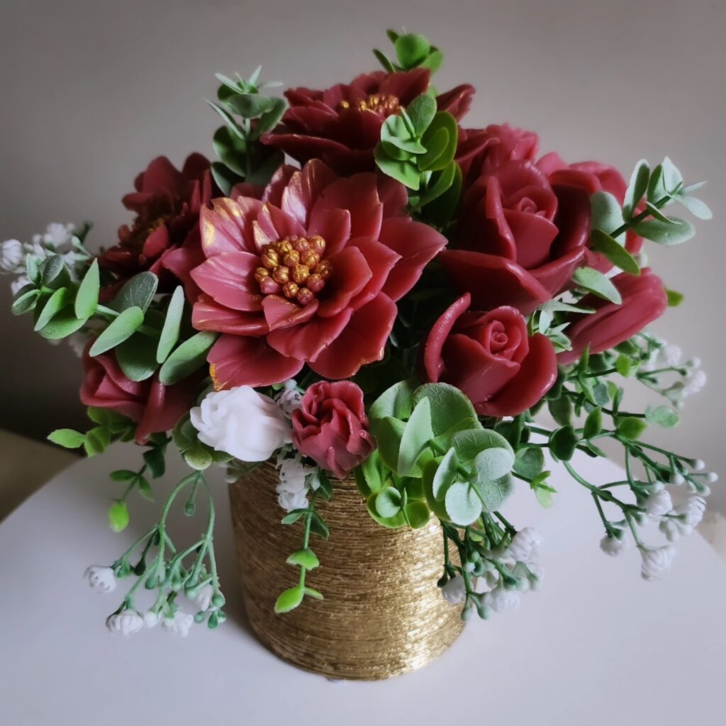 Aziende e regali professionali Composizione artigianale in contenitore dorato con fiori di sapone rossi, ideale per regali aziendali e ambienti professionali