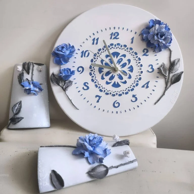 Collezioni Orologio in gesso porcellanato e tegole decorato a mano con fiori in pasta scultura a base di fibre naturali, personalizzabile nei colori